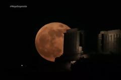 Τον γύρο του κόσμου τα αρχαία ελληνικά μνημεία φωτισμένα από την υπερπανσέληνο