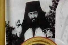 ...γνώρισε τό ἐπιμάνικο πού φοροῦσε, ὅταν λειτουργοῦσε...
