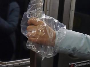 Φωτογραφία για Ο φόβος της πανδημίας: Φωτογράφος απαθανατίζει τα χέρια επιβατών στο μετρό της Νέας Υόρκης.