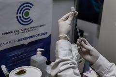 « Σπάει» στα δύο η ηλικιακή ομάδα 18-29 ετών για τον εμβολιασμό με Pfizer και Moderna
