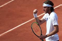 Συνεχίζει ακάθεκτος στο Roland Garros ο Τσιτσιπάς!
