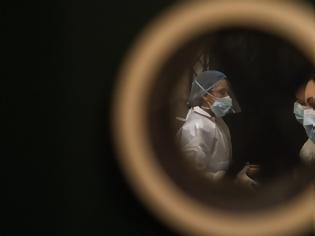 Φωτογραφία για Τι λένε οι άνθρωποι που μολύνθηκαν σκόπιμα με κορονοϊό