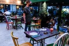 Συνεδριάζει η επιτροπή για νέα χαλάρωση μέτρων - Ποια σενάρια εξετάζονται για μουσική και απαγόρευση κυκλοφορίας