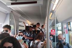 Λάρισα: Απίστευτος συνωστισμός σε δρομολόγιο του προαστιακού σιδηροδρόμου.