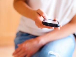 Φωτογραφία για Η συχνή χρήση κινητού από τους εφήβους συνδέεται με ανθυγιεινή διατροφή και αύξηση βάρους