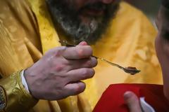 Τιμώρησαν ιερείς γιατί χρησιμοποίησαν κουταλάκια μιας χρήσης