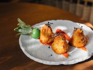 Φωτογραφία για Υγιεινές συνταγές από τον σεφ Παναγιώτη Μουτσόπουλο: Αχλαδάκια από κατσικίσια φέτα με superfoods και σάλτσα φράουλας