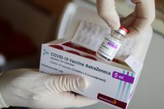 Αξιωματούχος ΕΜΑ: Να μην γίνεται το εμβόλιο AstraZeneca στους άνω των 60