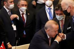 Ο χαιρετισμός σαν χειροφίλημα Ερντογάν σε Μπάιντεν - Διαλλακτικός και υπέρ του διαλόγου για τα ελληνοτουρκικά