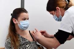 Εμβολιασμός: Ανοίγουν σήμερα τα ραντεβού για νέους 18-24 ετών - Ποια τα διαθέσιμα εμβόλια