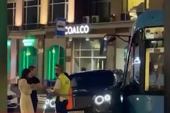 Μόσχα: Το πιο… ακριβό τροχαίο – Τραμ συγκρούστηκε με λιμουζίνα.