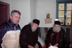 Ο γερο- Γεράσιμος ο Μυτιληνιός-Σαν να είχε πιαστεί από το φουστάνι της Παναγίας.