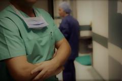 Κατηγορείται και για το θάνατο ενός 24χρονου ο γιατρός που χειρούργησε τη 14χρονη κόρη του ιερέα