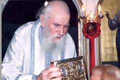 Ο άγιος Πατήρ ημών Ιωάννης Καλαΐδης και η ευλάβειά του στα άγια λείψανα!