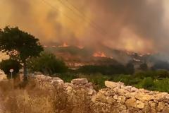 Φωτιά στην Πάρο: Πολλές διάσπαρτες εστίες - Στο νησί ειδικό κλιμάκιο