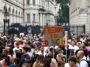 Φωτογραφία για Βρετανία: Χορευτική διαδήλωση στο Λονδίνο για την επαναλειτουργία των νυχτερινών κέντρων
