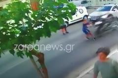 Σοκαριστικό τροχαίο στα Χανιά - Μηχανή παρέσυρε 6χρονο αγόρι (Video)