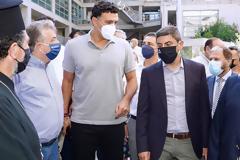 Εμβολιασμοί ακόμα και σε πλαζ και σε πλατείες