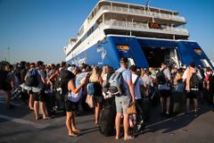 «Μπλόκο» για να αποτραπεί η διασπορά: Πώς θα γίνονται οι μετακινήσεις στα νησιά από τη Δευτέρα