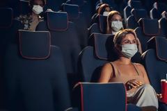 Πώς λειτουργούν οι κλειστοί κινηματογράφοι. Τι γίνεται με ανεμβολίαστους και ανήλικους