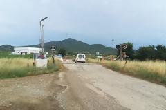 Κατέβηκαν οι μπάρες του τρένου... χωρίς να περνούν τρένα στη Θράκη.