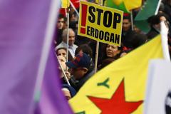 Παρίσι: Εκατοντάδες στους δρόμους ενάντια στην τουρκική εισβολή στο βόρειο Ιράκ