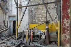 Πάτρα: Αραχνιασμένη και ετοιμόρροπη αποθήκη του αμαξοστασίου του ΟΣΕ.