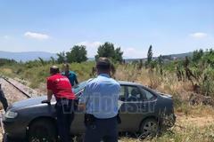 Βέροια: ΙΧ «κόλλησε» στις γραμμές του τρένου στην Πατρίδα.