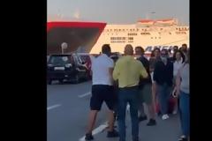 Άγριο επεισόδιο στο λιμάνι του Πειραιά ανάμεσα σε κάμεραμαν του Σκάι και σε ένα επιβάτη (Video)