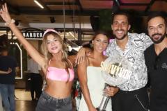 Πανζουρλισμός στο μαγαζί του Σάκη Κατσούλη στο Περιστέρι - Πλήθος κόσμου για μία σέλφι