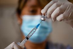 Η μετάλλαξη Δέλτα «ξεγελά» ορισμένα μονοκλωνικά αντισώματα. Η μία δόση εμβολίου δεν προστατεύει