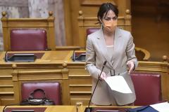 Υποχρεωτικοί εμβολιασμοί. Χατζηδάκης: Δεν απολύεται κανείς. Τα μαζεύει η Μιχαηλίδου