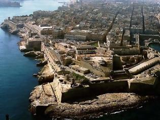 Φωτογραφία για Μάλτα: Εγκατέλειψε το σχέδιο να απαγορεύσει την είσοδο στους ανεμβολίαστους επισκέπτες