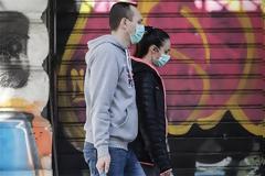 Γιατί κάποιοι τυχεροί περνούν στο πόδι την Covid-19