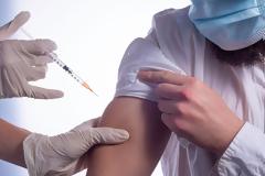 Υποχρεωτικός εμβολιασμός: Αναστολή χωρίς όριο, όχι απολύσεις. Τι προβλέπει η τροπολογία