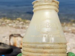 Φωτογραφία για Καλαμαριά: Βρήκαν πλαστικό μπουκάλι που πετάχτηκε μισό αιώνα πριν