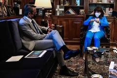 Aπάντηση του πρωθυπουργού στους αντιεμβολιαστές με το άρθρο 25 του Συντάγματος