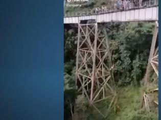 Φωτογραφία για Κολομβία: Ετοιμαζόταν για bungee jumping, μπέρδεψε το σινιάλο και πήδηξε χωρίς να την έχουν δέσει