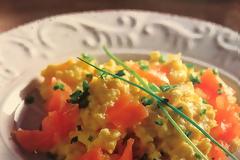 #Μαγειρεύουμε_στο_σπίτι: Αυγά scrambled με καπνιστό σολομό