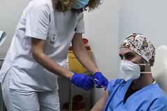 Υποχρεωτικός εμβολιασμός και στην εστίαση! Ποια άλλα επαγγέλματα έχουν σειρά;