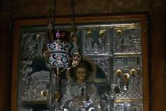 Η θαυματουργή εικόνα του αγίου Παντελεήμονα, βρίσκεται στο παρεκκλήσι αφιερωμένο σε εκείνον, στο νοσοκομείο της Μονής Βατοπαιδίου