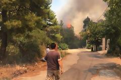 Φωτιά στη Σταμάτα: Τρομακτικές εικόνες με τεράστιες φλόγες πολύ κοντά σε σπίτια