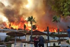 Εκτός ελέγχου φωτιά στην Αχαΐα - Εκκενώνονται τέσσερα χωριά
