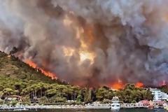Τουρκία: Στους έξι οι νεκροί από τις δασικές πυρκαγιές - Εκκενώθηκαν σπίτια και ξενοδοχεία στο Μπόντρουμ