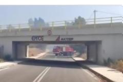Φωτιά Ζήρια: Τα πυροσβεστικά δεν χωρούσαν να περάσουν από τις γέφυρες της ΕΡΓΟΣΕ! Εικόνες.