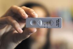 Σφίγγει ο κλοιός για τους ανεμβολίαστους εργαζόμενους - Πρόστιμο αν δεν δηλώσουν το self test. Τι ακριβώς προβλέπει η ΚΥΑ