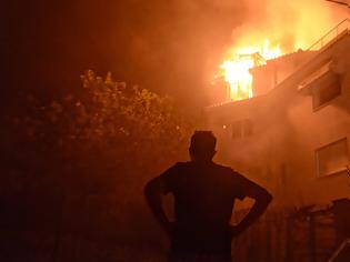 Φωτογραφία για Νύχτα εφιάλτης σε Βαρυμπόμπη, Τατόι, Θρακομακεδόνες: Μάχη με τις φλόγες σε τρία μέτωπα