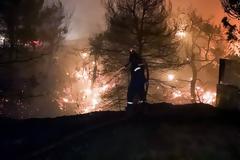 Καταγγελία- «βόμβα» για Βαρυμπόμπη: «Είδα άνδρες ντυμένους αστυνομικούς να βάζουν φωτιά»