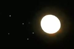 Εξωγήινο μήνυμα στην ανθρωπότητα; - Σμήνος φωτεινές σφαίρες πετούν γύρω από τη Σελήνη