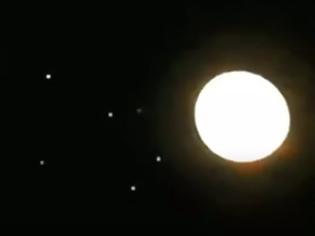 Φωτογραφία για Εξωγήινο μήνυμα στην ανθρωπότητα; - Σμήνος φωτεινές σφαίρες πετούν γύρω από τη Σελήνη